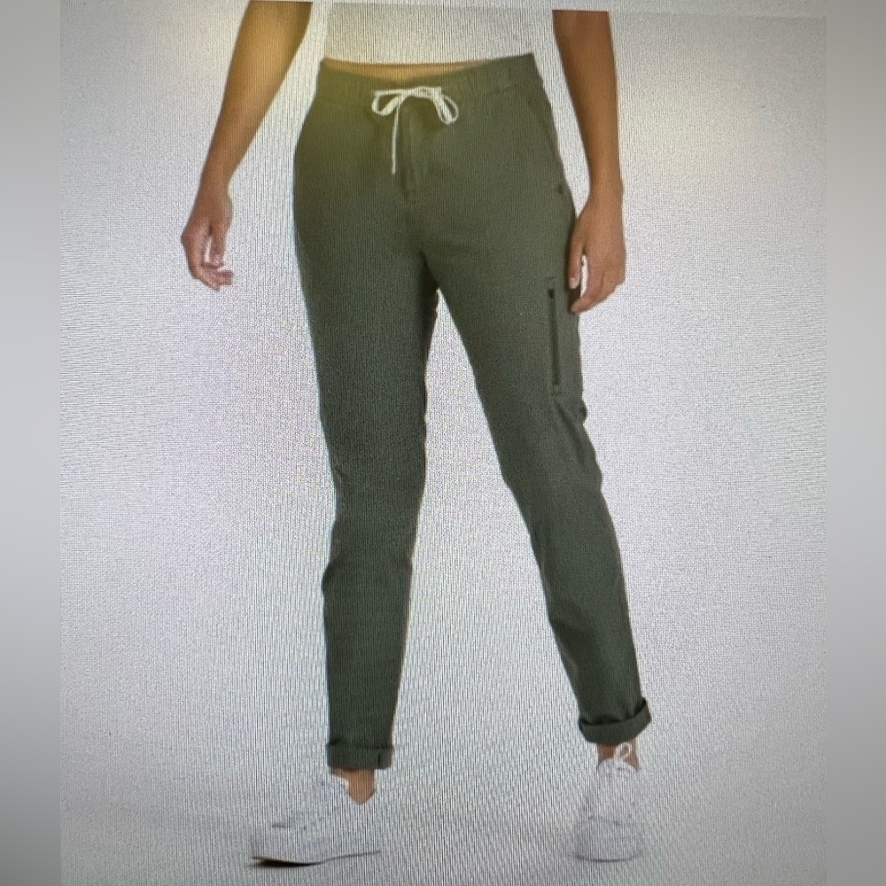 Vuori Womens Ripstop Pant in Army Size: M